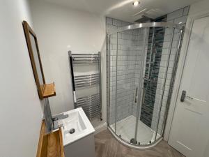 Koupelna v ubytování The Slipway Suite Fowey Harbour & Parking 1 Min