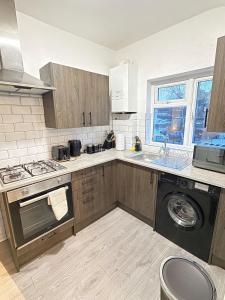 Kuchyň nebo kuchyňský kout v ubytování 2 Bedroom Apartment in Watford + 5 fotografií
