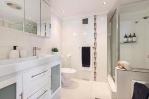 ห้องน้ำของ ABSOLUTE Riverfront 2br apt, Views from every room