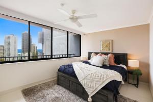 黄金海岸ABSOLUTE Riverfront 2br apt, Views from every room的一间带床和大窗户的卧室 更多18张照片