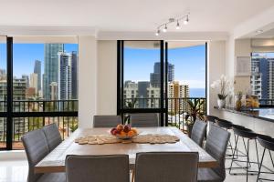 ภาพในคลังภาพของ ABSOLUTE Riverfront 2br apt, Views from every room ในโกลด์โคสต์