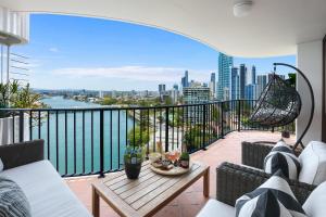 黄金海岸ABSOLUTE Riverfront 2br apt, Views from every room的可欣赏城市景观的阳台