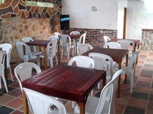 Curitagua Hotel Campestre的电视和/或娱乐中心