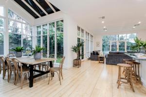 ein Esszimmer und ein Wohnzimmer mit Tisch und Stühlen in der Unterkunft Oasis - Luxe living, with pool - walk to cafes in Rose Park