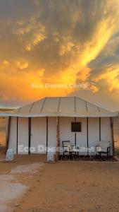 Východ nebo západ slunce při pohledu z luxury tent nebo okolí