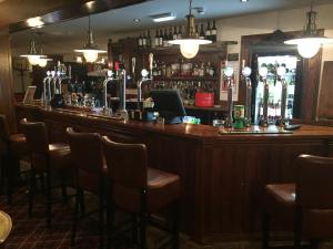Lounge o bar area sa Robin Hood Inn