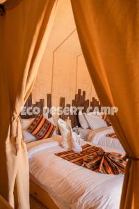 Postel nebo postele na pokoji v ubytování Eco Desert Camp