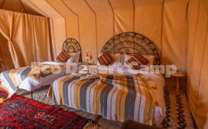 Postel nebo postele na pokoji v ubytování Eco Desert Camp