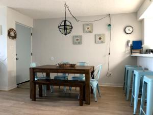 Φωτογραφία από το άλμπουμ του Ocean Front, Pool, Beach Badges, Wifi, Washer Dryer, Ocean Front 3Rd Floor Split Level Condo, Ocean Views, Private Beach Access, Pool Located In, σε Ship Bottom