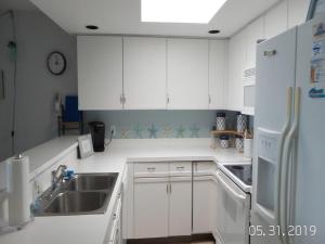 Η κουζίνα ή μικρή κουζίνα στο Ocean Front, Pool, Beach Badges, Wifi, Washer Dryer, Ocean Front 3Rd Floor Split Level Condo, Ocean Views, Private Beach Access, Pool Located In,