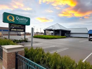 una señal frente a un estacionamiento en Quality Inn & Suites Banquet Center, en Livonia