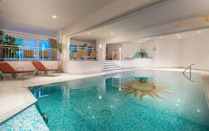 a swimming pool with a starfish in the middle of it at Residenze Mathilda in Silandro
