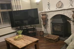 TV a/nebo společenská místnost v ubytování Fowler Heigh House Serene South Lancashire Escape