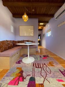 una sala de estar con una mesa y un sofá en Poni - Luxurious Little Charmer (Poni Suite), en Santa Fe