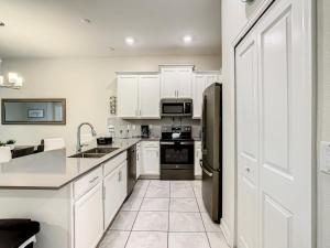 Cuina o zona de cuina de Luxury Home 20 mins from Disney with Free Waterpark Pool Lazy River and Golf Course