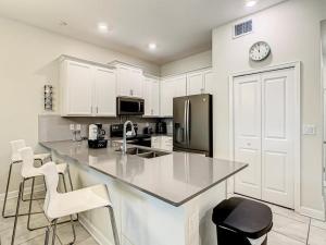 Cuina o zona de cuina de Luxury Home 20 mins from Disney with Free Waterpark Pool Lazy River and Golf Course