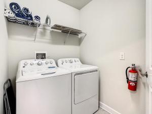 Foto de la galeria de Luxury Home 20 mins from Disney with Free Waterpark Pool Lazy River and Golf Course a Kissimmee