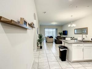 Televisor o centre d'entreteniment de Luxury Home 20 mins from Disney with Free Waterpark Pool Lazy River and Golf Course