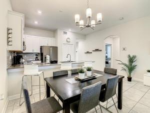 Cuina o zona de cuina de Luxury Home 20 mins from Disney with Free Waterpark Pool Lazy River and Golf Course