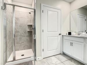 Bany a Luxury Home 20 mins from Disney with Free Waterpark Pool Lazy River and Golf Course