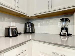 Cuina o zona de cuina de Luxury Home 20 mins from Disney with Free Waterpark Pool Lazy River and Golf Course