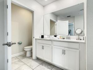 Bany a Luxury Home 20 mins from Disney with Free Waterpark Pool Lazy River and Golf Course