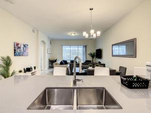 Televisor o centre d'entreteniment de Luxury Home 20 mins from Disney with Free Waterpark Pool Lazy River and Golf Course
