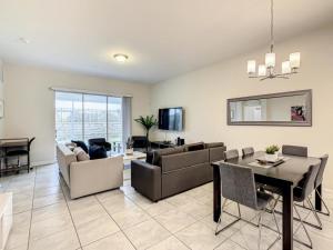 Televisor o centre d'entreteniment de Luxury Home 20 mins from Disney with Free Waterpark Pool Lazy River and Golf Course