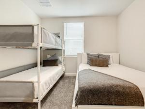 Llit o llits en una habitació de Luxury Home 20 mins from Disney with Free Waterpark Pool Lazy River and Golf Course