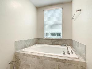 Bany a Luxury Home 20 mins from Disney with Free Waterpark Pool Lazy River and Golf Course