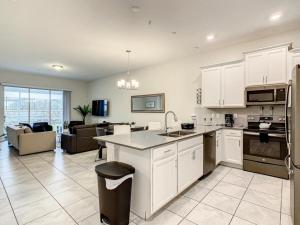 Cuina o zona de cuina de Luxury Home 20 mins from Disney with Free Waterpark Pool Lazy River and Golf Course