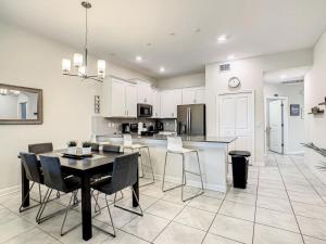 Cuina o zona de cuina de Luxury Home 20 mins from Disney with Free Waterpark Pool Lazy River and Golf Course