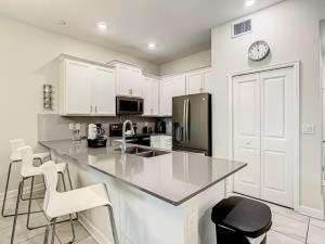 Cuina o zona de cuina de Luxury Home 20 mins from Disney with Free Waterpark Pool Lazy River and Golf Course