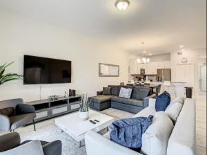 Televisor o centre d'entreteniment de Luxury Home 20 mins from Disney with Free Waterpark Pool Lazy River and Golf Course
