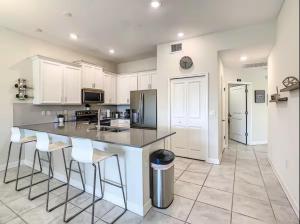 Cuina o zona de cuina de Luxury Home 20 mins from Disney with Free Waterpark Pool Lazy River and Golf Course