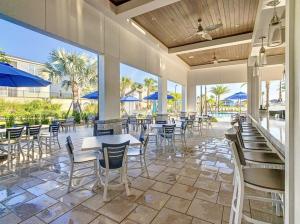 Restaurant o un lloc per menjar a Luxury Home 20 mins from Disney with Free Waterpark Pool Lazy River and Golf Course