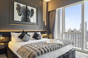 a bedroom with a large bed with a large window at Luxury 1-Bedroom, High-Floor, Skyline Views in Dubai