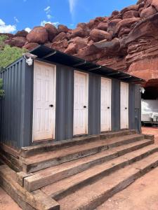 una fila de puertas con escaleras delante de un edificio en Cozy Tiny Home At Private Moab Ranch, en Moab 16 fotos más