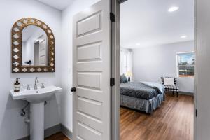 Katil atau katil-katil dalam bilik di Large Suite Near Downtown Boerne By River