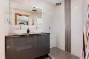 Ένα μπάνιο στο Seascape - 2 Bed Ocean View with BBQ +20 φωτογραφίες