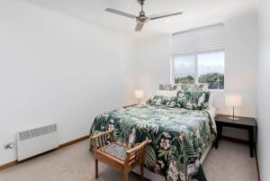 Ένα ή περισσότερα κρεβάτια σε δωμάτιο στο Seascape - 2 Bed Ocean View with BBQ