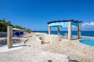 Bazén v ubytování Ocean Cliff Hotel Negril Limited - Adults Only nebo v jeho okolí