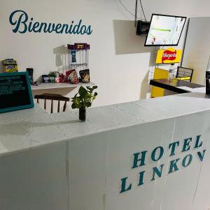 里奥阿查Hotel Linkon Riohacha的上面有笔记本电脑的白色桌子