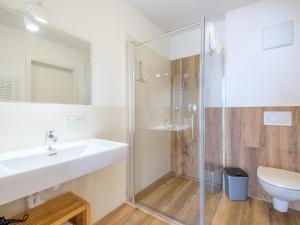 Koupelna v ubytování Werfenblick + 23 fotografií
