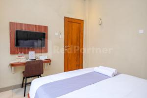 Телевизор и/или развлекательный центр в Grha Minggiran Homestay Yogyakarta Mitra RedDoorz