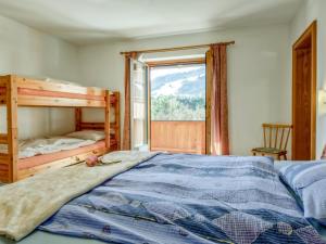 a bedroom with a bunk bed and a window at Gästehaus Staffner in Sonnberg