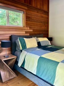 Postel nebo postele na pokoji v ubytování Gambier Lavender Lodge and Homestead + 15 fotografií