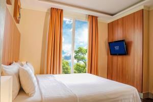 TV/trung tâm giải trí tại Aston Bogor Hotel and Resort