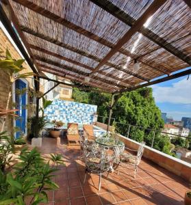 a patio with a wooden pergola and a table and chairs at Casa da Carmen e do Fernando in Rio de Janeiro