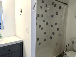 une salle de bain avec une douche avec un lavabo et des toilettes dans l'établissement Ocean Block, Wifi, Beach Badges, Ship Bottom, à Ship Bottom 13 autres photos